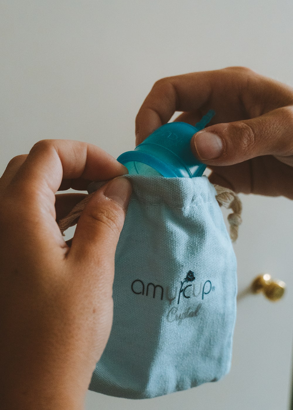 coppetta mestruale con contenitore