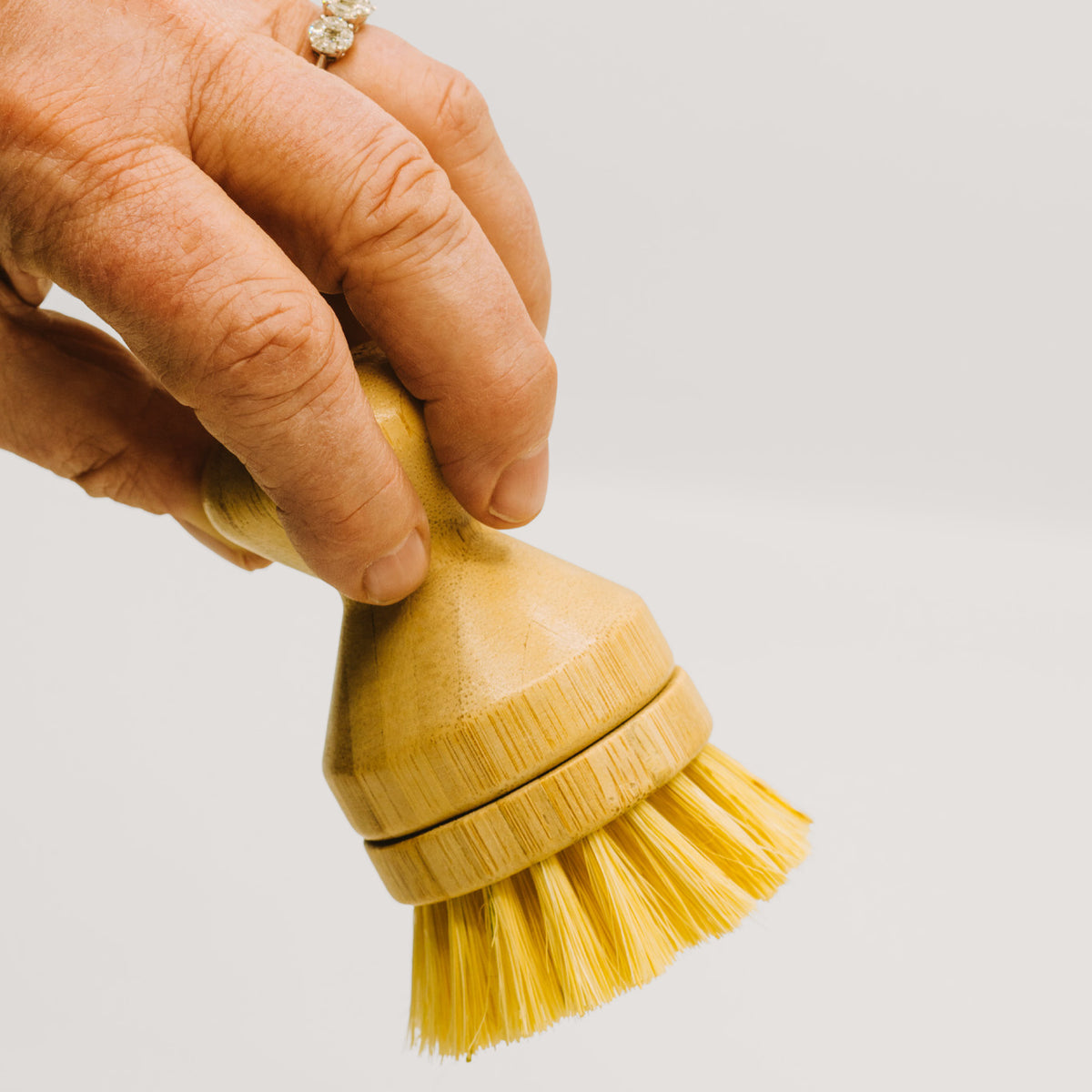 Spazzola piatti ecologica manico corto